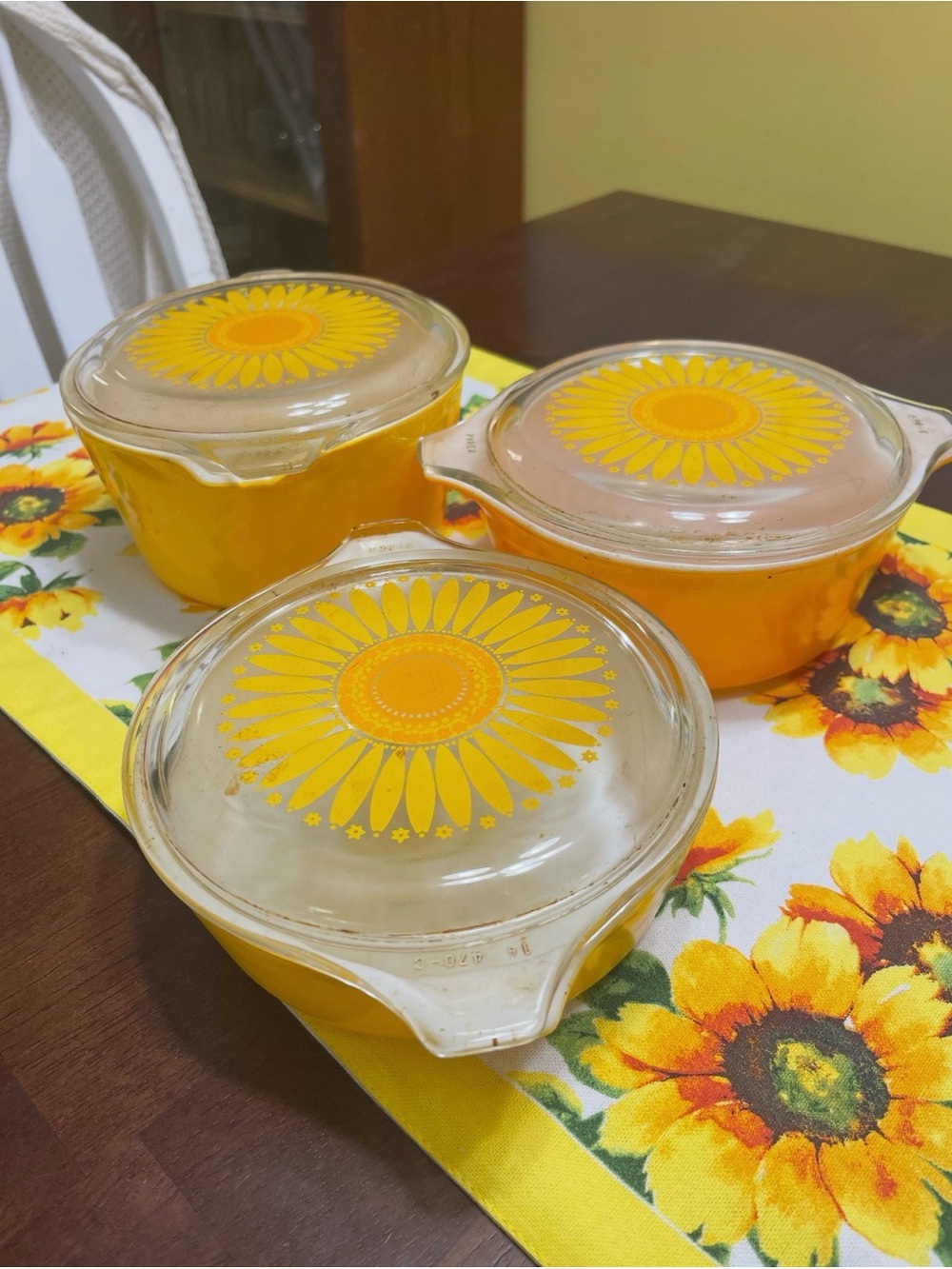 Vintage Pyrex Daisy/Sunflower Covered Casserole Set.